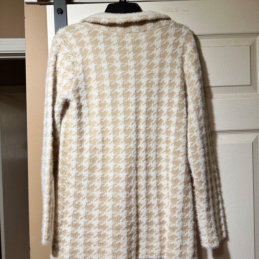 NWT cardigan sweater, beige and off white sz medium